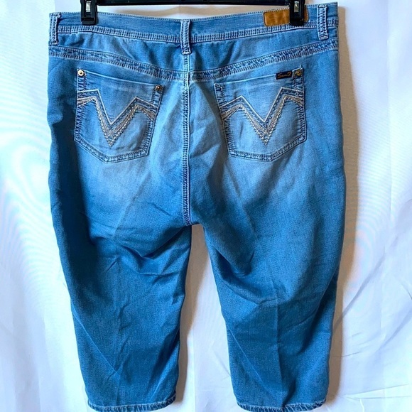 Seven7 Luxe Jean Capris - Picture 2 of 9